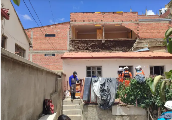 La Paz Tras intensa lluvia una niña perdió la vida por la caída de un