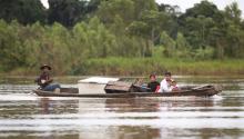 Habitantes del Tipnis navegan por rio, llevándo sus enseres personales y su comida. En la foto una familia lleva sus alimentos y un frigorífico oxidado.