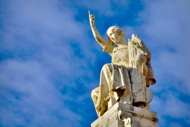 La diosa de la Justicia en el Tribunal Supremo del Reino de España. Cberbell/Wikimedia Commons.