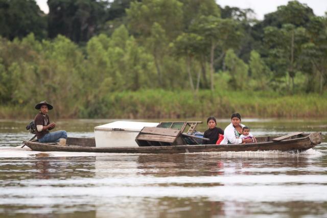 Habitantes del Tipnis navegan por rio, llevándo sus enseres personales y su comida. En la foto una familia lleva sus alimentos y un frigorífico oxidado.